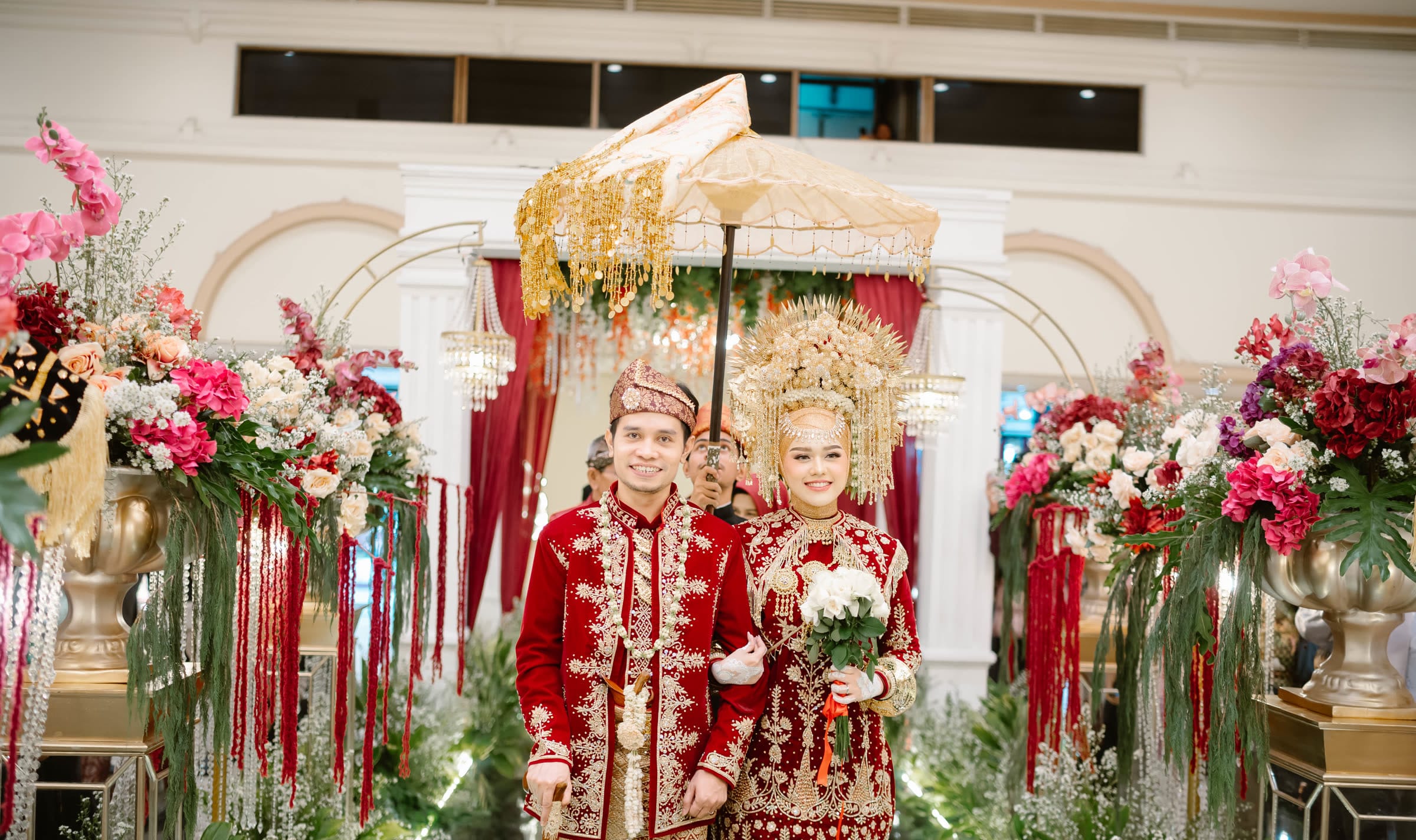 Arak-arakan pengantin Minang di bawah payung kuning