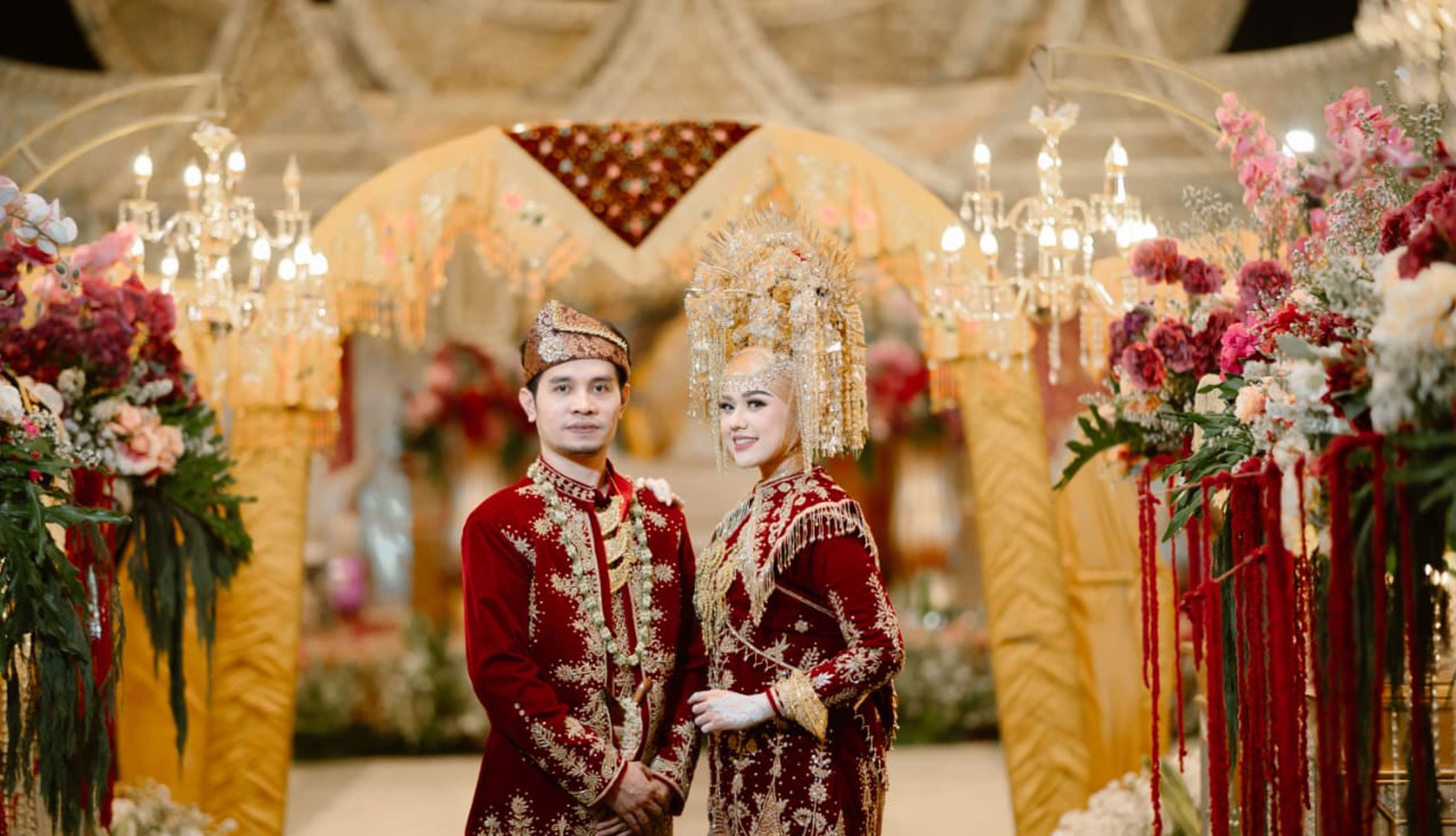 Pasangan pengantin adat Minang