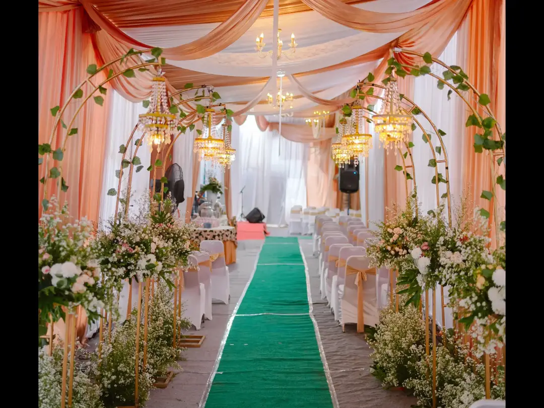 Lorong tenda rumah bernuansa peach dengan karpet hijau