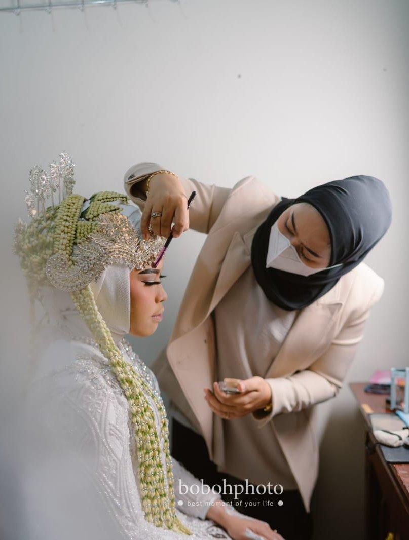 Peserta private makeup class praktik pada model bersama Errika Ayu