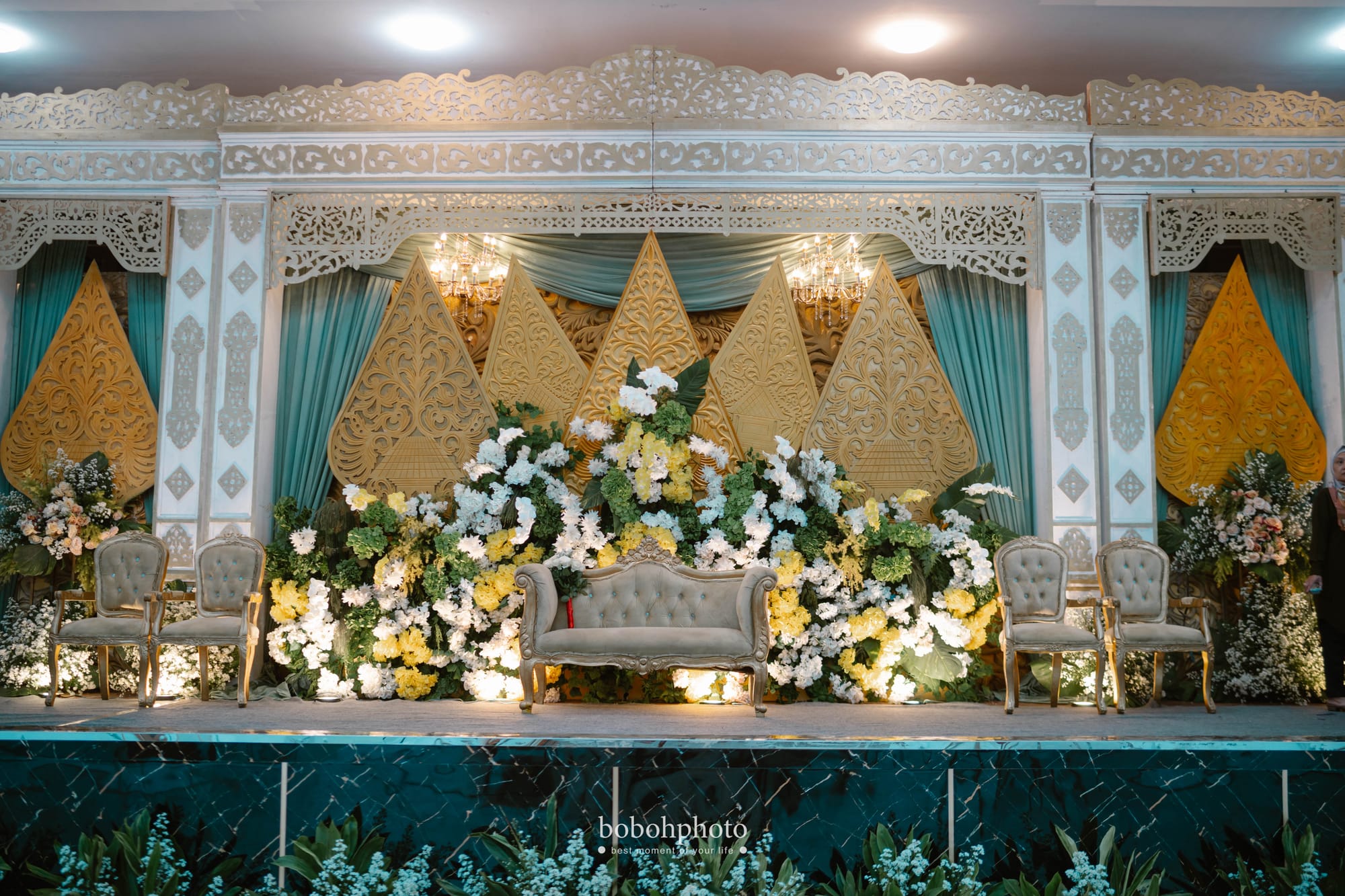 Resty & Hidayat: dekorasi pelaminan gunungan emas