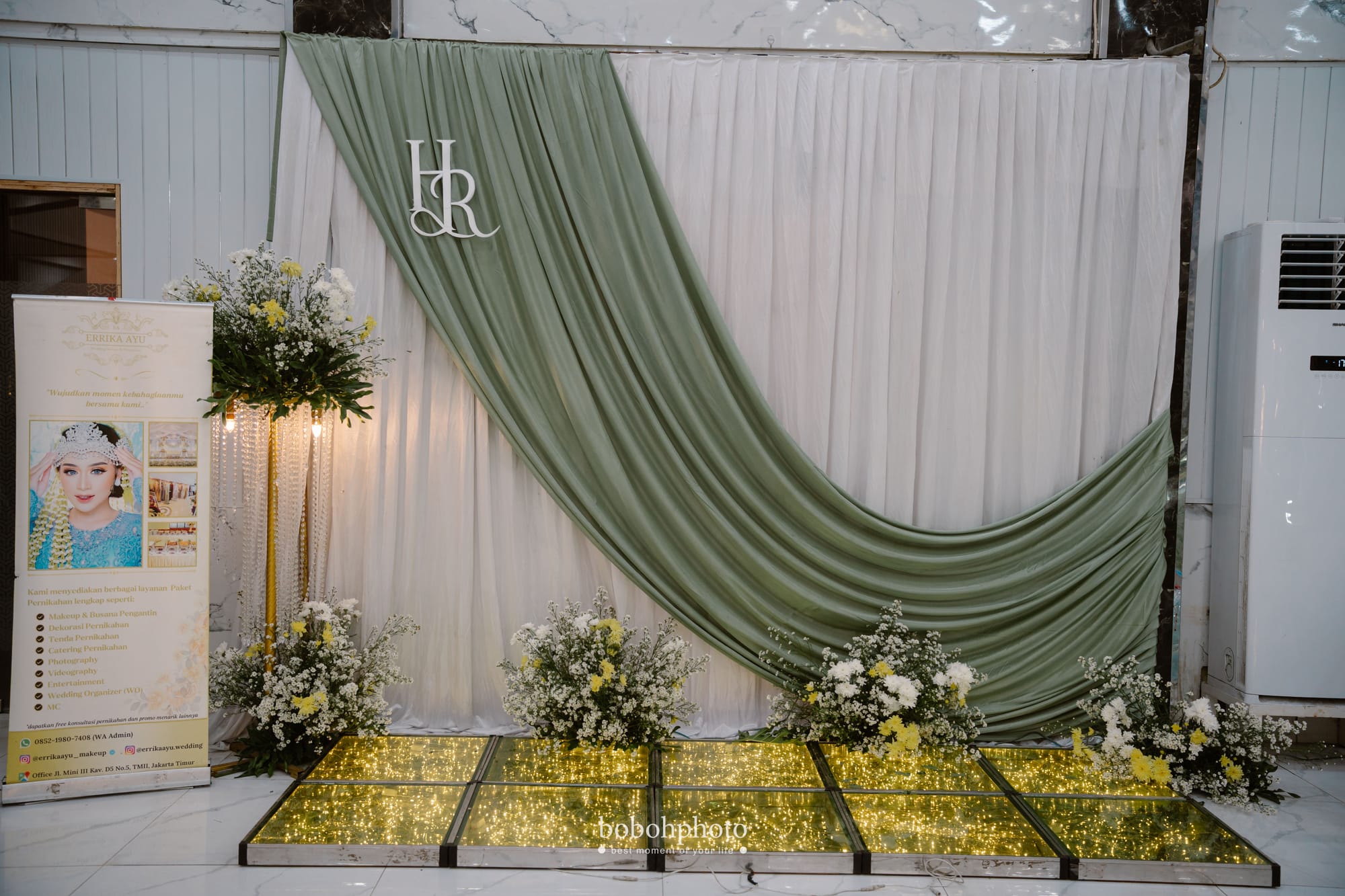 Resty & Hidayat: backdrop inisial pengantin