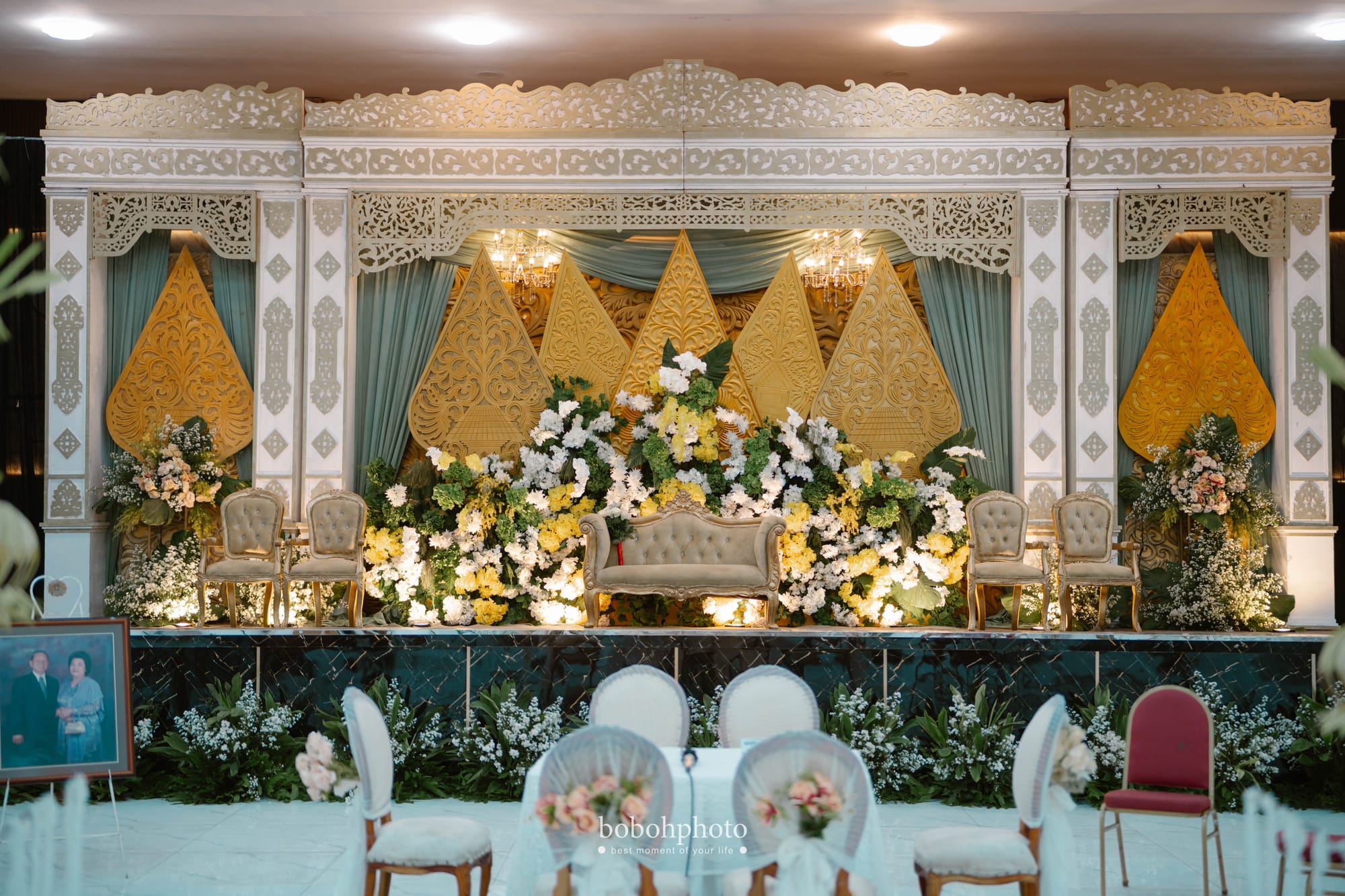 Resty & Hidayat: pelaminan dan kursi pengantin