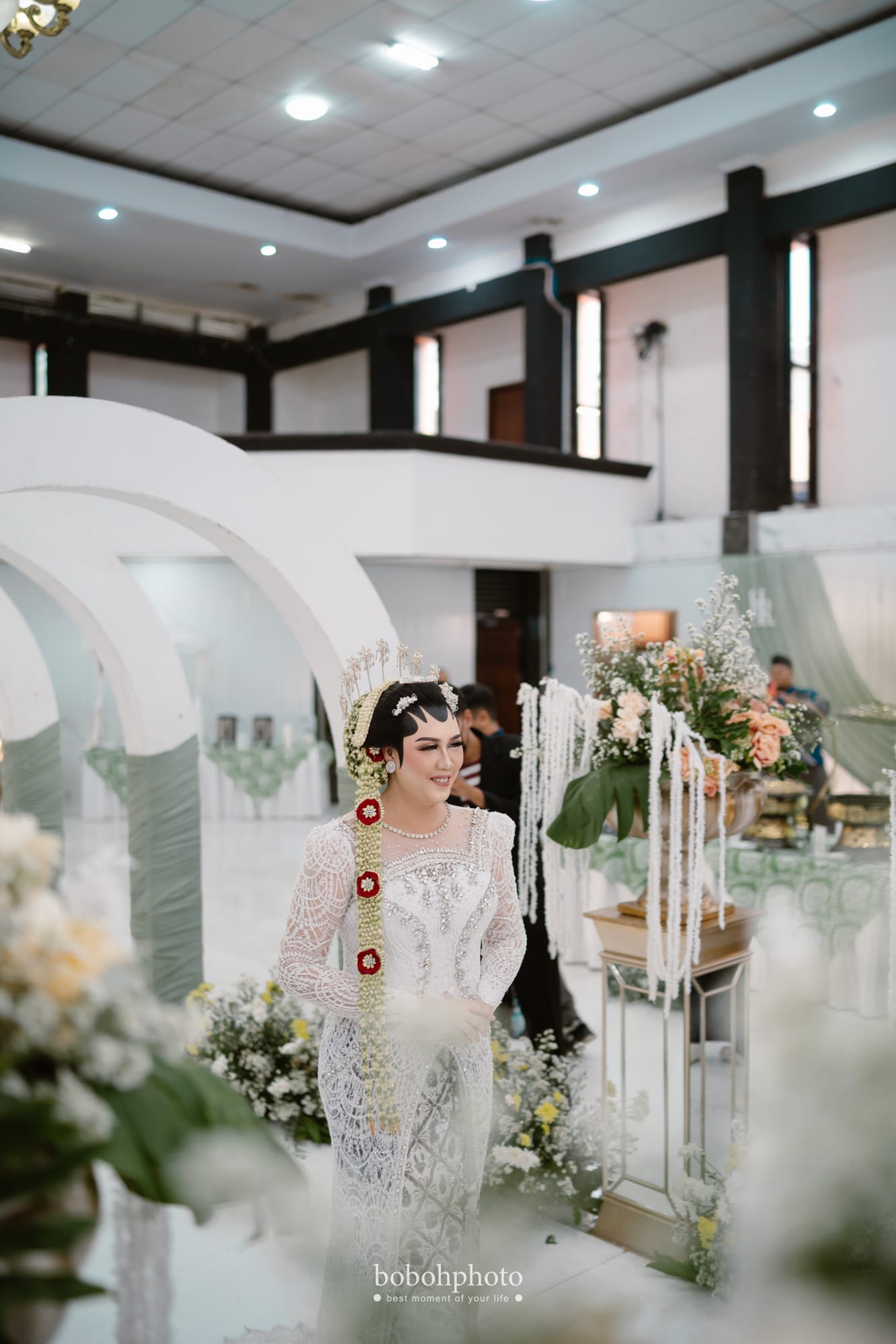Resty & Hidayat: pengantin wanita berbusana akad putih