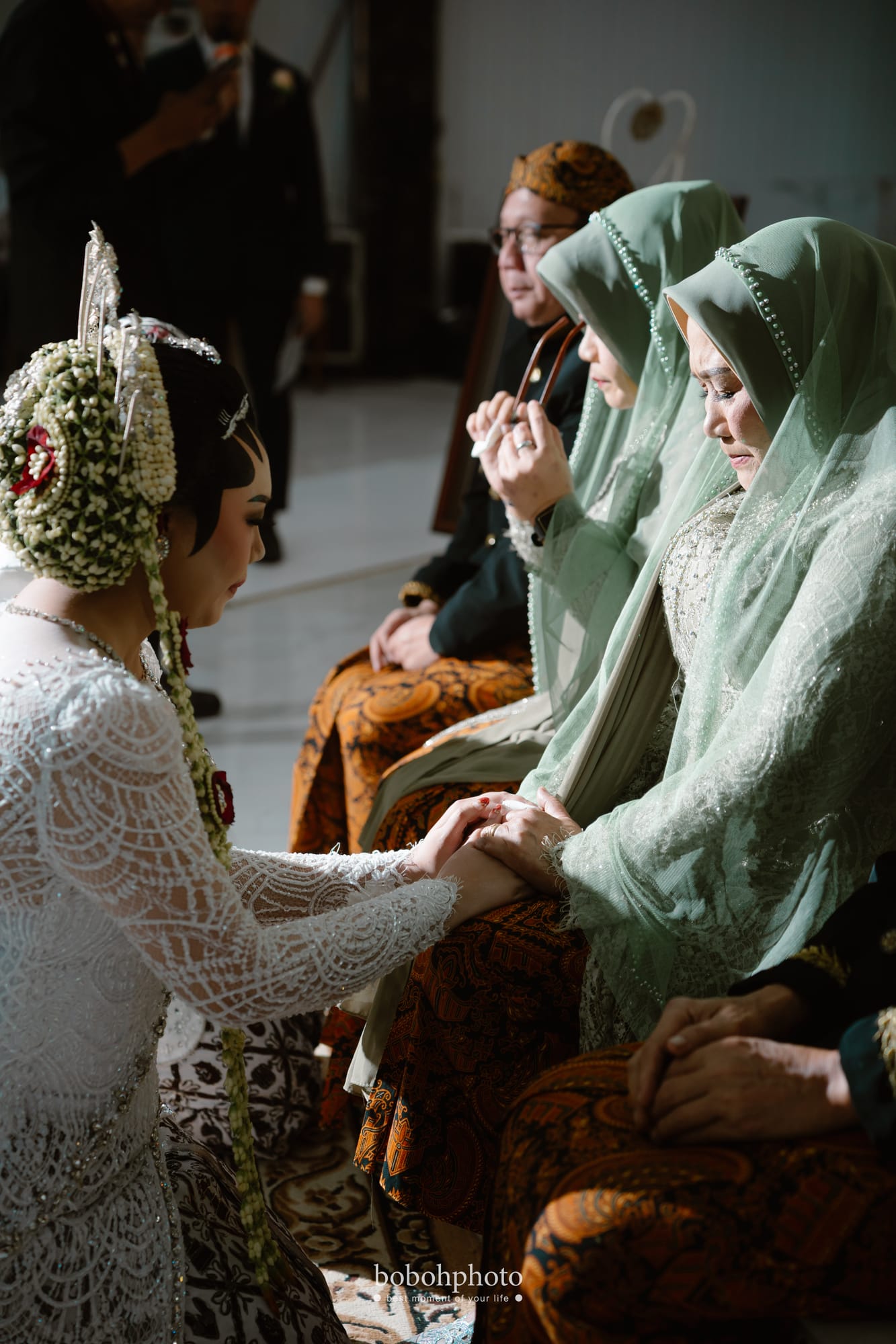 Resty & Hidayat: sungkeman kepada orang tua