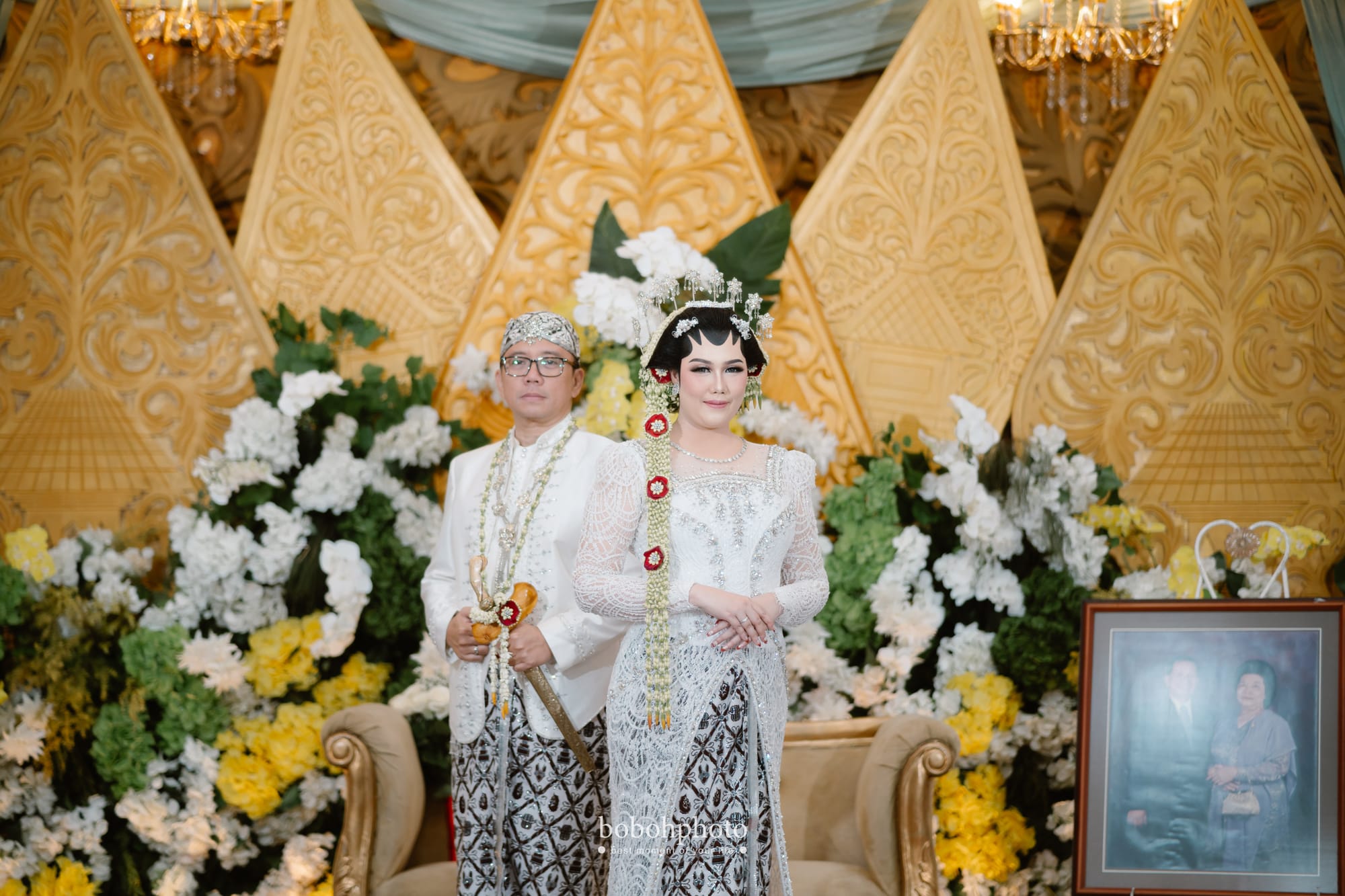 Resty & Hidayat: pengantin di pelaminan gunungan