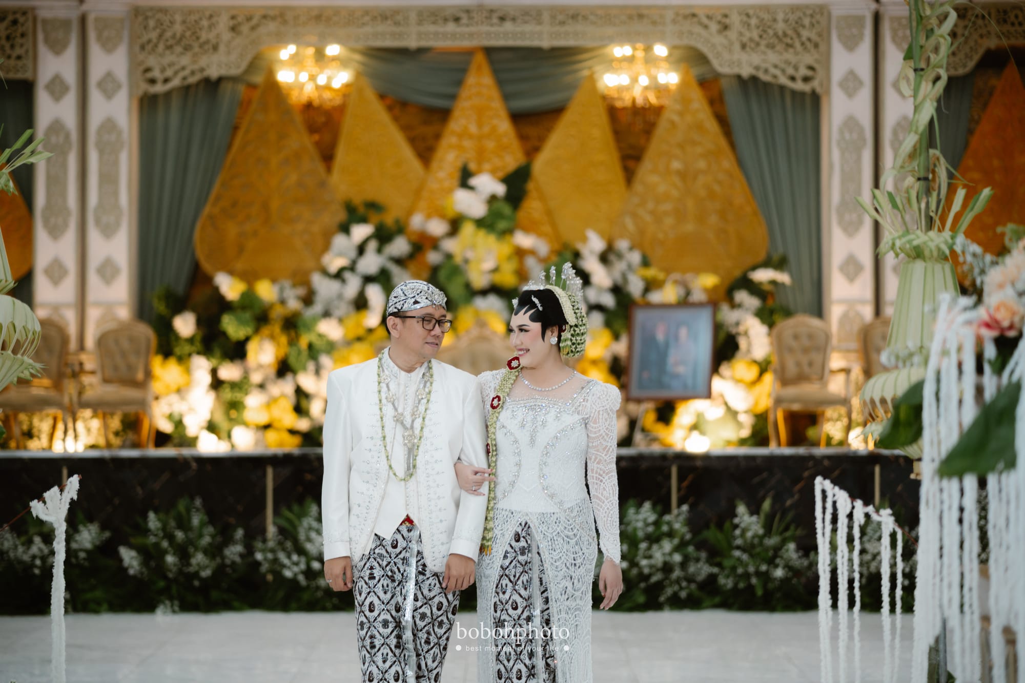 Resty & Hidayat: pengantin berjalan di pelaminan