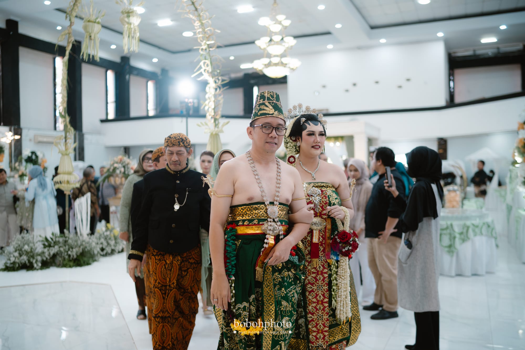 Resty & Hidayat: pengantin basahan bersama keluarga
