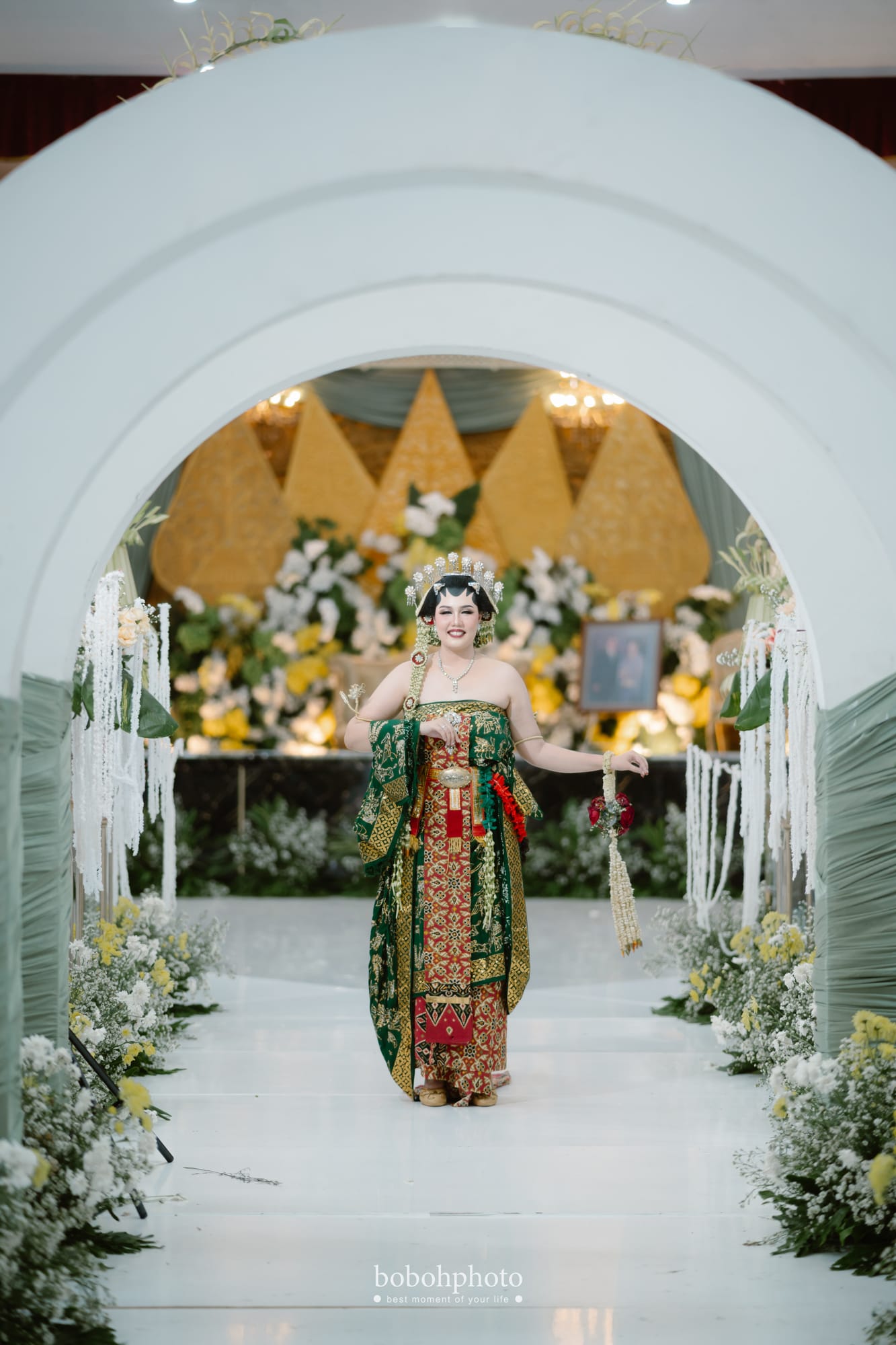 Resty & Hidayat: pengantin basahan di lorong dekorasi
