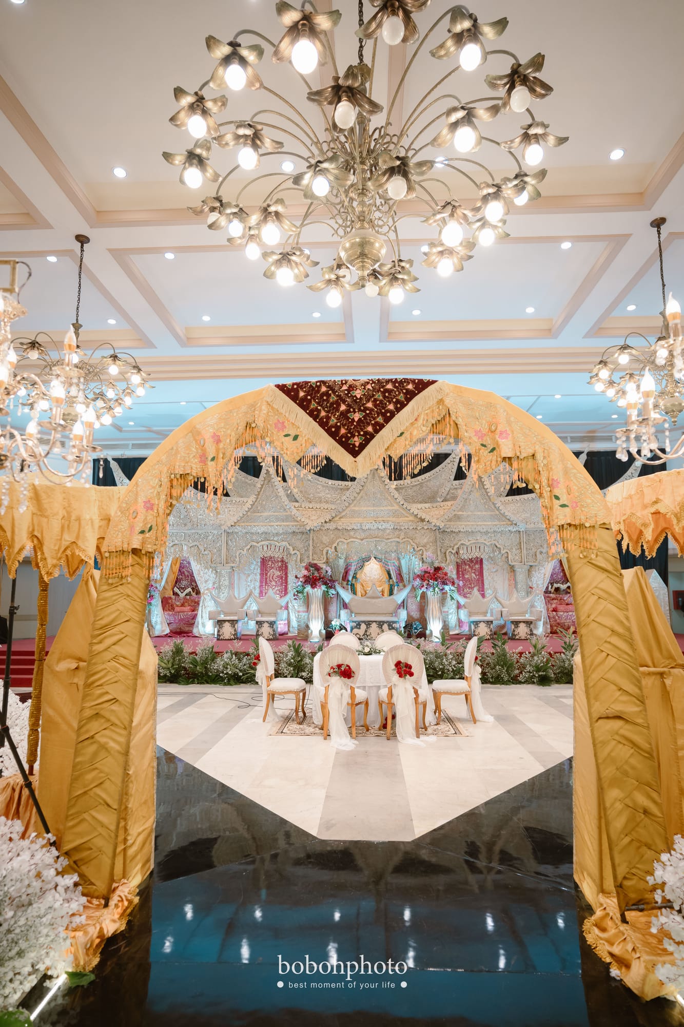 Nabila & Faisal: gerbang dekorasi emas