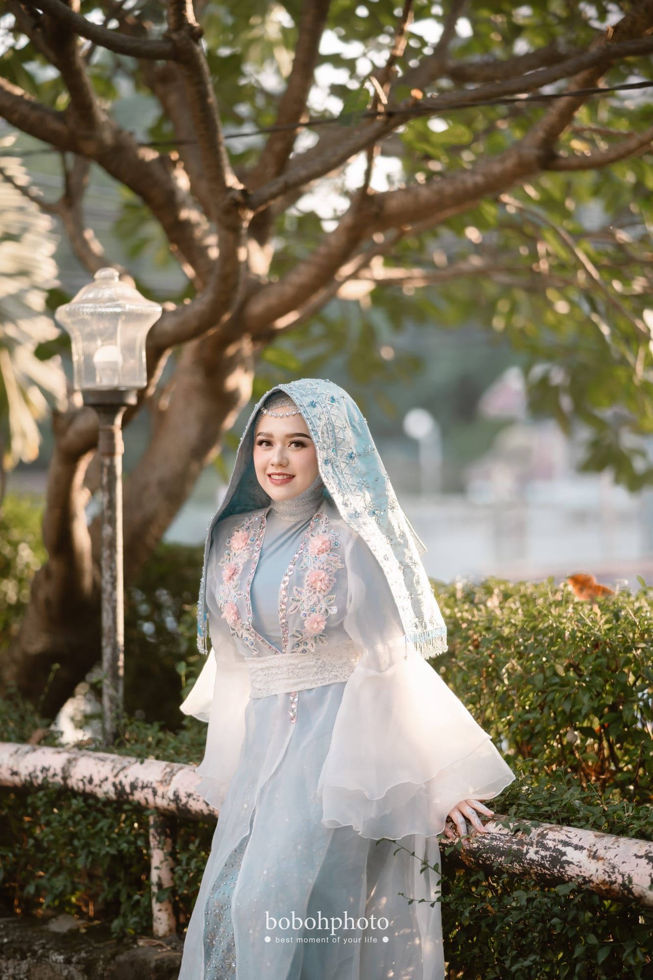 Nabila & Faisal: pengantin wanita bergaun putih di taman