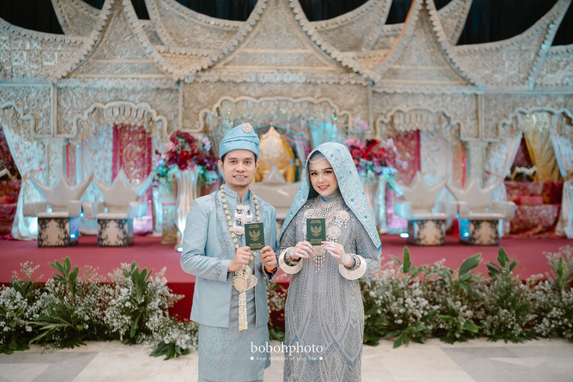 Nabila & Faisal: pengantin memegang buku nikah