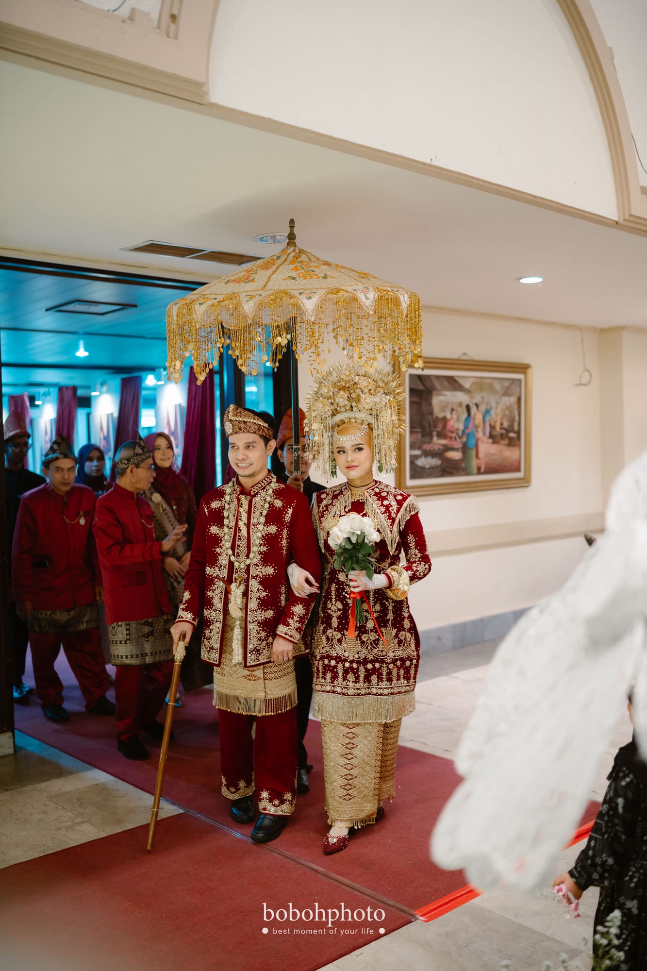 Nabila & Faisal: arak-arakan pengantin Minang di bawah payung